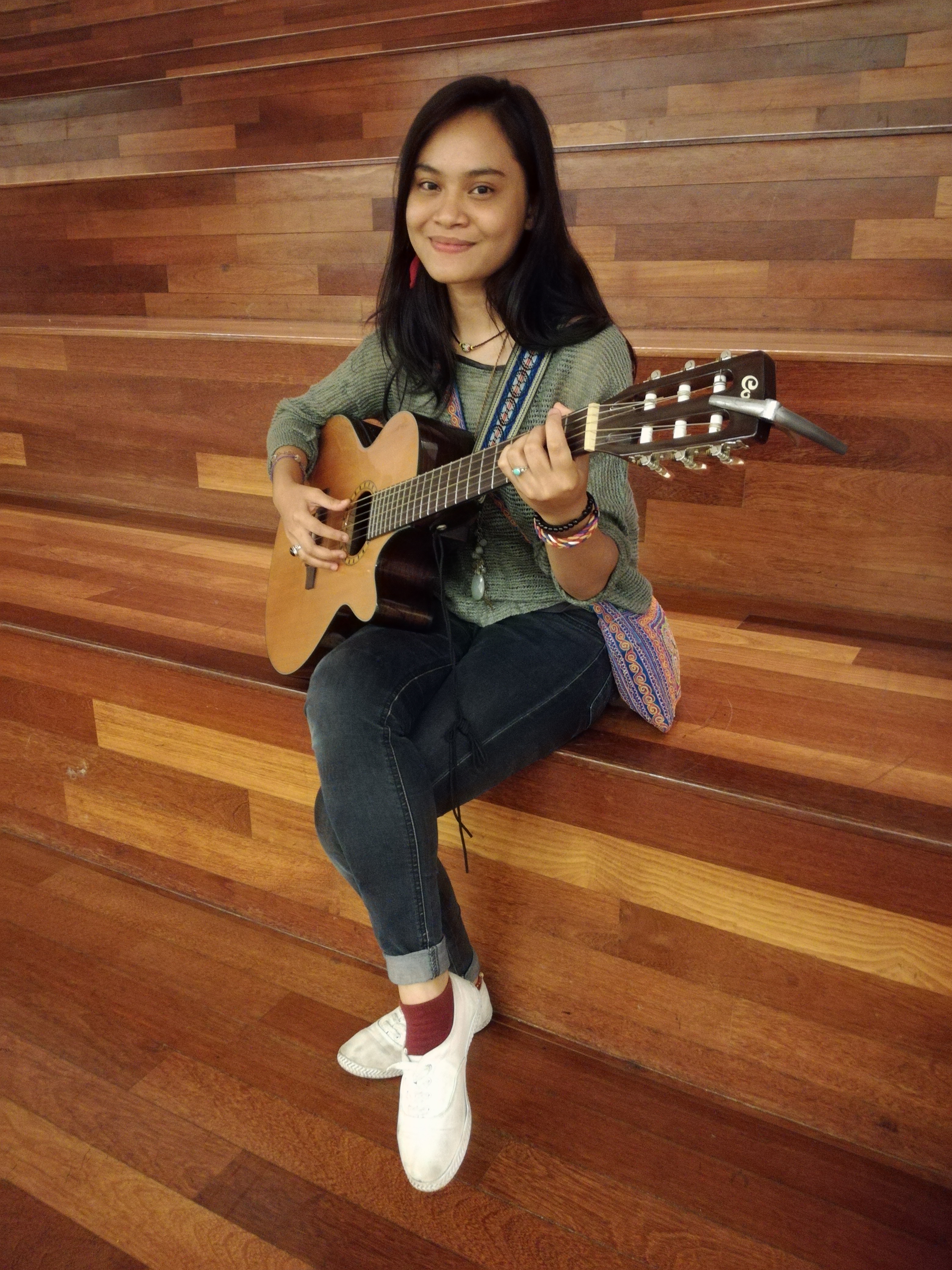 Rojak Daily/Shahridzuan Azali Oh, the songs she plays with her guitar!